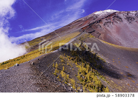 （静岡県）富士山・初冠雪　宝永火口淵、登山道 58903378