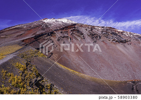 (静岡県)富士山・初冠雪 宝永火口淵、登山道 (静岡県)富士山・初冠雪 宝永火口淵、登山道 58903380