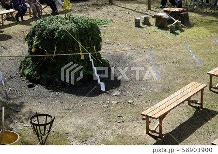 道仙寺の柴燈護摩壇と修法座　岡山県美作市 58903900