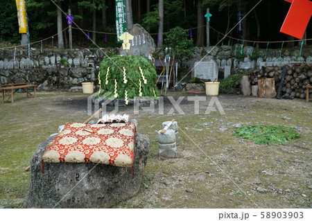 開始前の道仙寺柴燈護摩と修法座　岡山県美作市 58903903