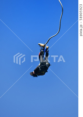 バンジージャンプをする男性 58905923