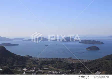 瀬戸内海、備讃瀬戸の三野津湾・塩飽諸島を多度津町奥白方側から見る 58906626