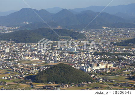 善通寺市中心部を西から東に俯瞰する 58906645