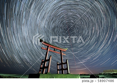 星の軌跡と鳥居 / 北海道 初山別 58907486