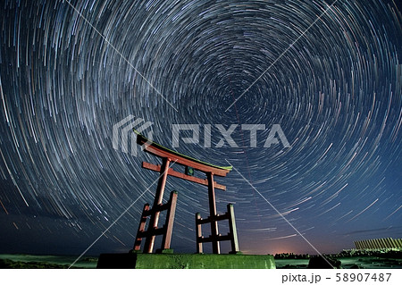 星の軌跡と鳥居 / 北海道 初山別 星の軌跡と鳥居 / 北海道 初山別 58907487