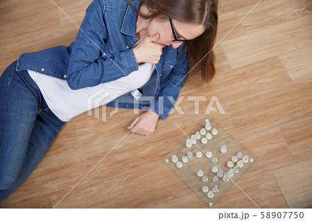 woman play chess 58907750