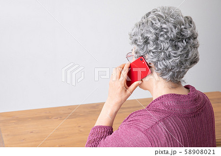 スマホで電話をする高齢者の女性 スマホで電話をする高齢者の女性 58908021