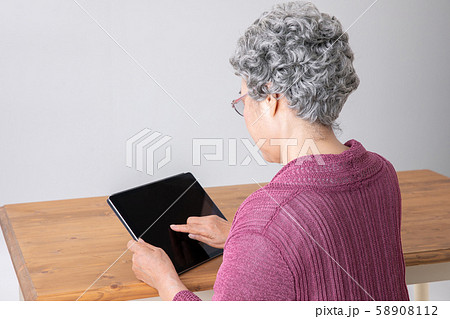 タブレットPC(タブレット端末)を使う高齢者の女性 タブレットPC(タブレット端末)を使う高齢者の女性 58908112