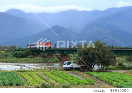 磐越西線「早出川橋梁と国鉄型車両」山々を背景に 58910209