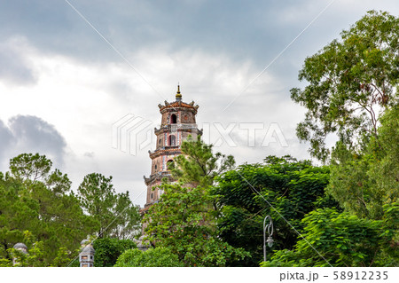 美しい七層八角形の塔 トゥニャン塔 フエベトナム 美しい七層八角形の塔 トゥニャン塔 フエベトナム 58912235