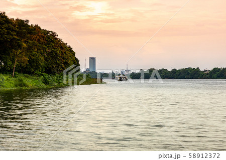 夕刻のフォーン川クルーズ フエ 夕刻のフォーン川クルーズ フエ 58912372