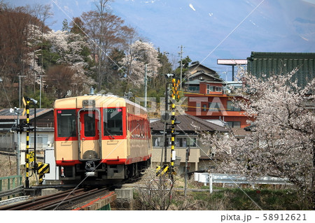 春の小海線キハ110系気動車/長野県佐久市 58912621