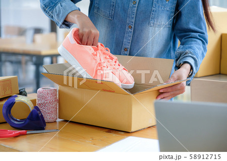 The parcel delivery staff is packing the pink The parcel delivery staff is packing the pink 58912715