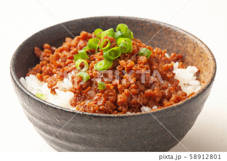 鶏そぼろご飯 58912801