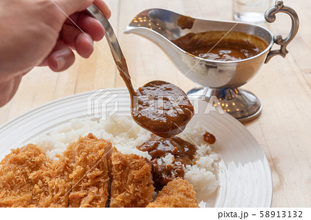 洋食店のカツカレー 58913132