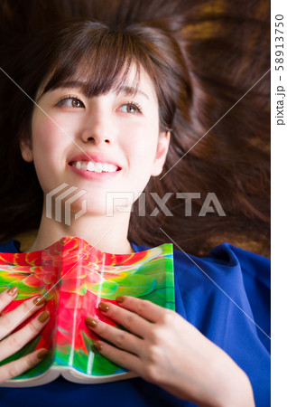 長い髪の若い女性 読書 長い髪の若い女性 読書 58913750