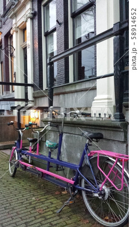 カラフルな自転車　家族を乗せてお出かけ 58914652