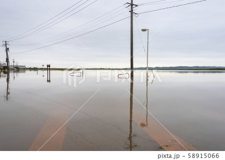 交差点　道路　冠水　洪水　大雨　台風 58915066
