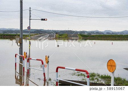 交差点 道路 冠水 洪水 大雨 台風 交差点 道路 冠水 洪水 大雨 台風 58915067