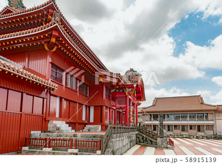 写真パネル貼り 首里城(部分) 写真パネル貼り 首里城(部分)