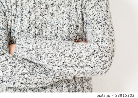 腕を組む女性 58915302