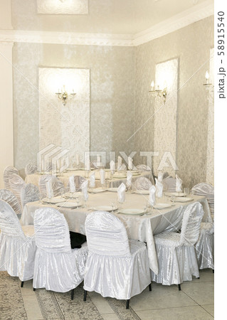 Bright banquet room without people. 58915540