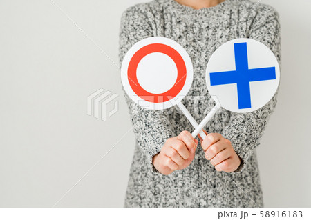 サインを出す女性 サインを出す女性 58916183