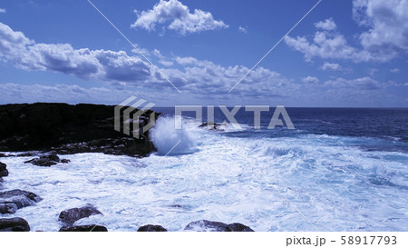 猛々しい太平洋の荒波 八丈島から眺める水平線 猛々しい太平洋の荒波 八丈島から眺める水平線 58917793