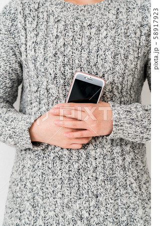 スマホを持つ女性 スマホを持つ女性 58917923