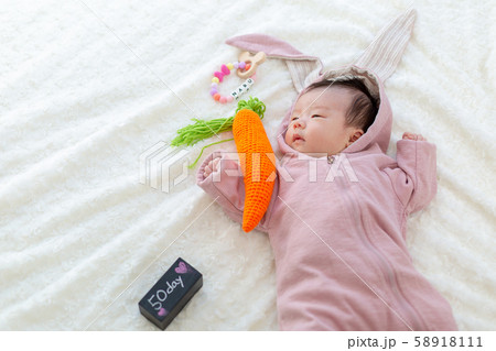 うさぎの着ぐるみを着た赤ちゃん うさぎの着ぐるみを着た赤ちゃん 58918111