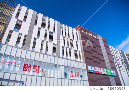 日本の横浜都市景観　戸塚駅前を望む 58920343