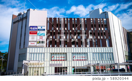 日本の横浜都市景観　戸塚駅前を望む 58920344