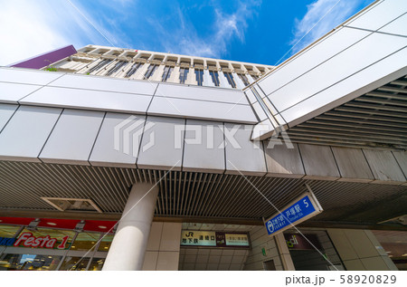 日本の横浜都市景観 戸塚駅前を望む(JR 地下鉄連絡口) 日本の横浜都市景観 戸塚駅前を望む(JR 地下鉄連絡口) 58920829