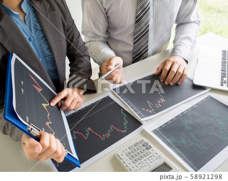 Trader team discussion and analyze stock graph report, set targets for online trading management 58921298