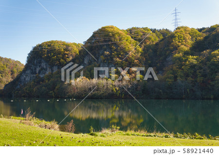 紅葉と湖 58921440