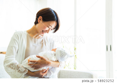 女性　育児　子育て　赤ちゃん　親子　リビング　ライフスタイル 58923252
