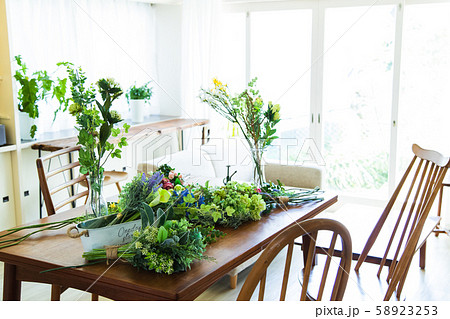 フラワーアレンジメント　リビング　ライフスタイル 58923253