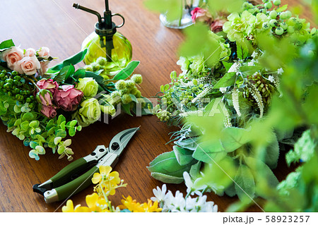 フラワーアレンジメント　リビング　ライフスタイル 58923257