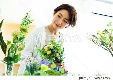 フラワーアレンジメント リビング ライフスタイル フラワーアレンジメント リビング ライフスタイル 58923295