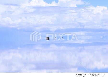 ウユニ塩湖  58924582