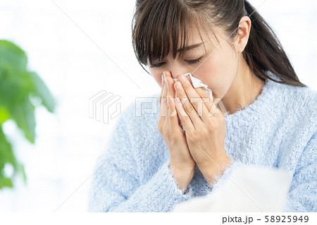 鼻をかむ　　女性　 58925949