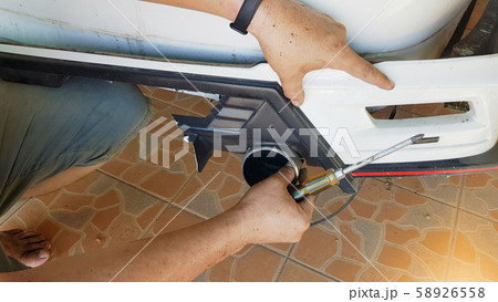 Middle-aged men take out car decoration set, due to rupture accident. Middle-aged men take out car decoration set, due to rupture accident. 58926558