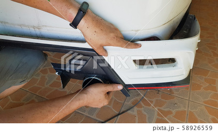 Middle-aged men take out car decoration set, due to rupture  accident. 58926559