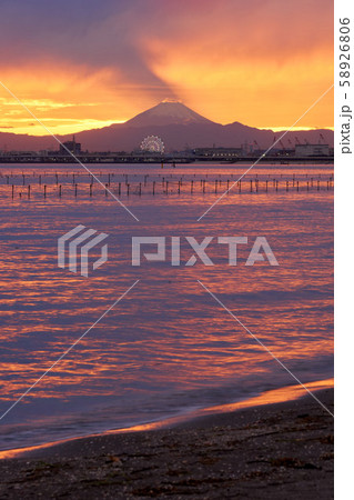 千葉県　富士山と夕焼け　ふなばし三番瀬海浜公園 58926806