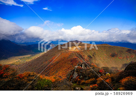 《大分県 九重連山》 大船山の稜線の紅葉 《大分県 九重連山》 大船山の稜線の紅葉 58926969