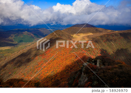 《大分県 九重連山》 大船山の稜線の紅葉 《大分県 九重連山》 大船山の稜線の紅葉 58926970
