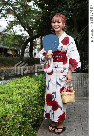 京都を街歩きする浴衣美人女子大生の写真素材