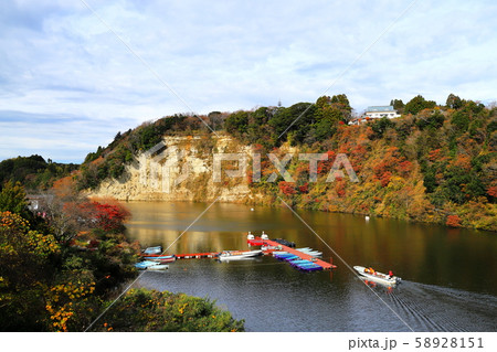 紅葉の亀山湖 亀谷大橋にて 紅葉の亀山湖 亀谷大橋にて 58928151