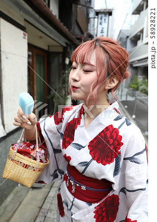 京都を街歩きする浴衣美人女子大生 京都を街歩きする浴衣美人女子大生 58928221