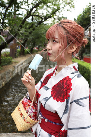 京都を街歩きする浴衣美人女子大生 58928226